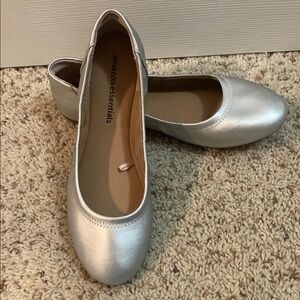 EUC Amazon Essentials Women's Metallic Silver Ballet Flats Size 8